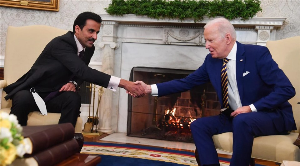Ngày 10.3.2022, Tổng thống Mỹ Joe Biden ghi nhận Qatar là một đồng minh chủ chốt của Mỹ không thuộc NATO. Trước đó, tại cuộc gặp với Quốc vương Qatar Sheikh Tamim bin Hamad al-Thani ở Nhà Trắng hồi tháng 1, Tổng thống Biden cam kết sẽ trao quy chế đặc biệt nói trên cho quốc gia vùng Vịnh này. Ảnh: AFP