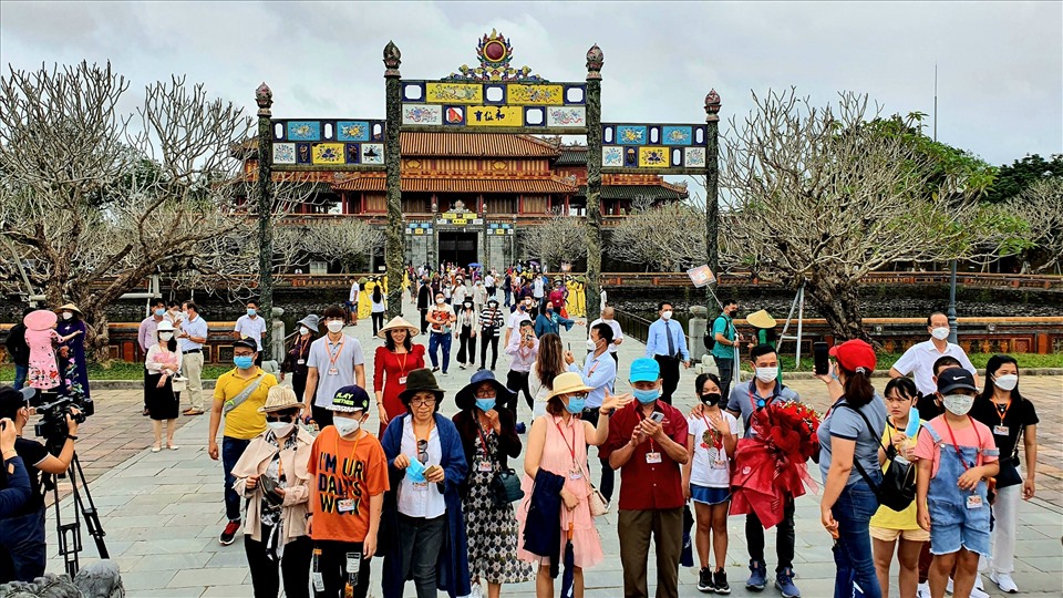 Rất đông du khách đã đến Hoàng cung Huế những ngày qua. Theo thống kê nhanh từ Trung tâm Bảo tồn Di tích Cố đô Huế, từ ngày 15.3 đến 19.3 có hơn 8.000 lượt du khách đến với các điểm di tích ở Huế.