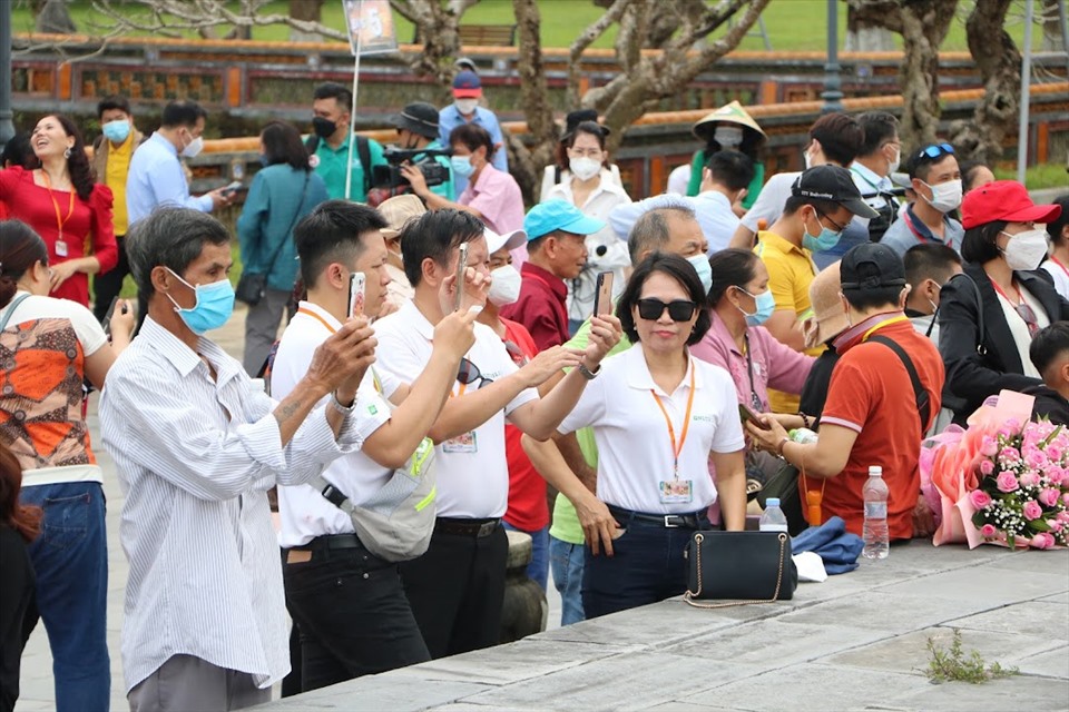 Rất đông du khách đã đến Hoàng cung Huế những ngày qua. Theo thống kê nhanh từ Trung tâm Bảo tồn Di tích Cố đô Huế, từ ngày 15.3 đến 19.3 có hơn 8.000 lượt du khách đến với các điểm di tích ở Huế.