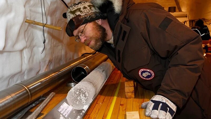 Nhà vật lý Anders Svensson đang kiểm tra lõi băng. Ảnh: NEEM