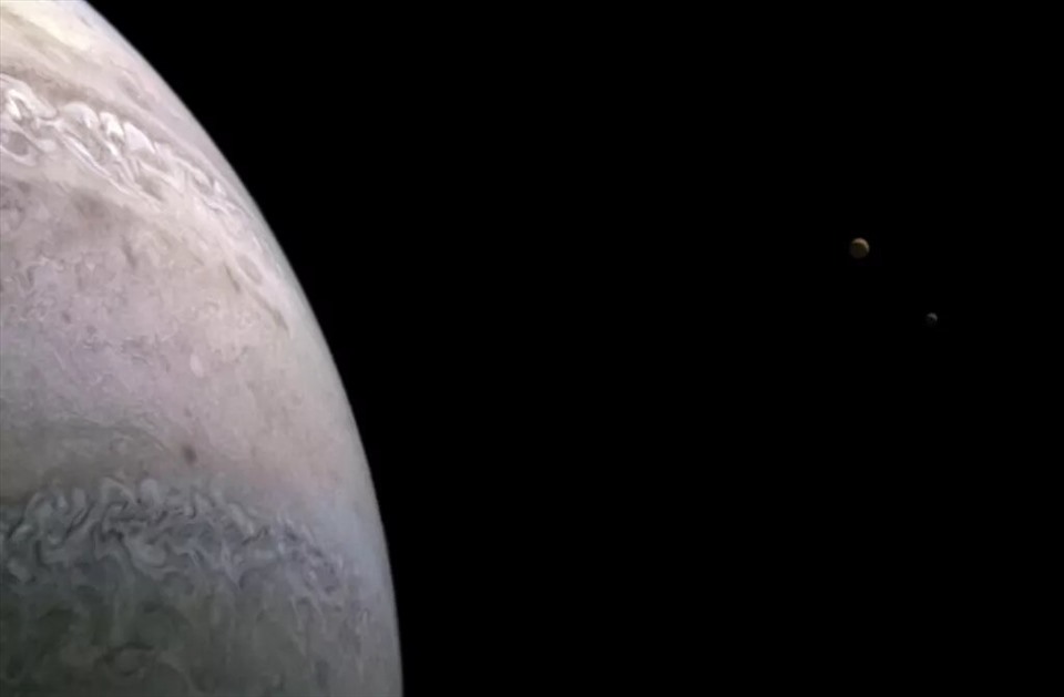 Ảnh phóng to giúp nhìn thấy 2 mặt trăng rõ hơn: Io ở bên trái và Europa ở bên phải. Ảnh: NASA/JPL-Caltech/SwRI/MSSS/processing by AndreaLuck CC BY