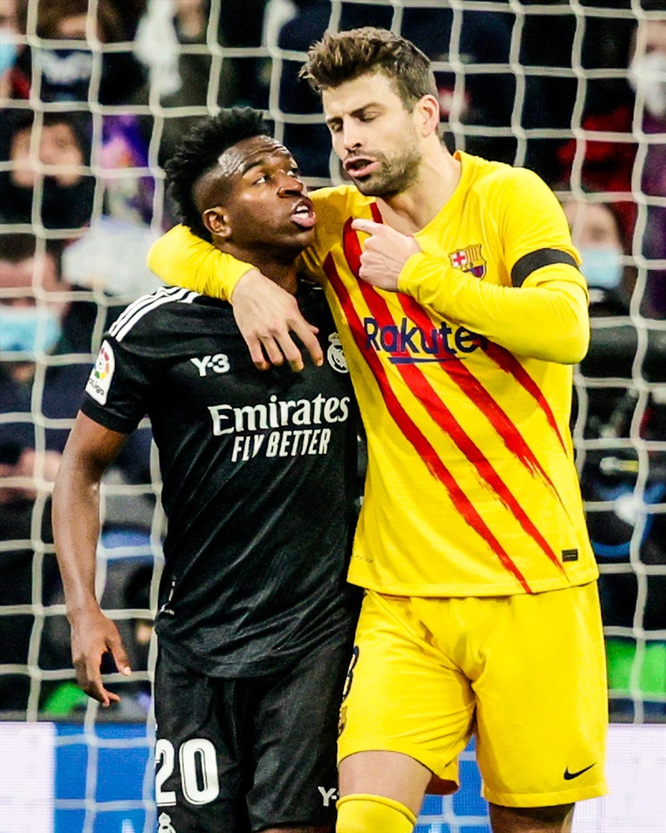 Vinicius gây chú ý trong trận đấu bởi những tình huống tranh cãi không đáng có với các cầu thủ Barca. Suốt cả trận, tiền đạo người Brazil không có nổi một cú sút ra hồn. Ảnh: AFP