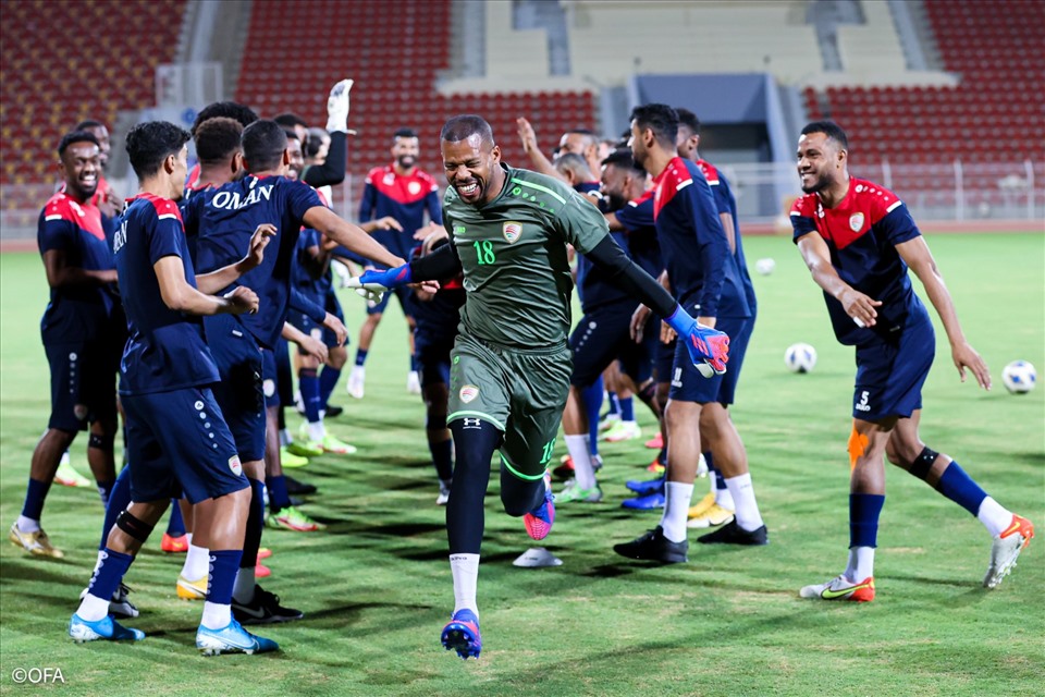 Các cầu thủ tuyển Oman hào hứng trước trận tái đấu tuyển Việt Nam. Ảnh: OFA