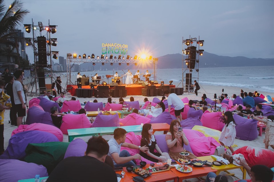 Bãi biển Đà Nẵng đã tổ chức tưng bừng các hoạt động về đêm, hấp dẫn du khách. Ảnh: AT