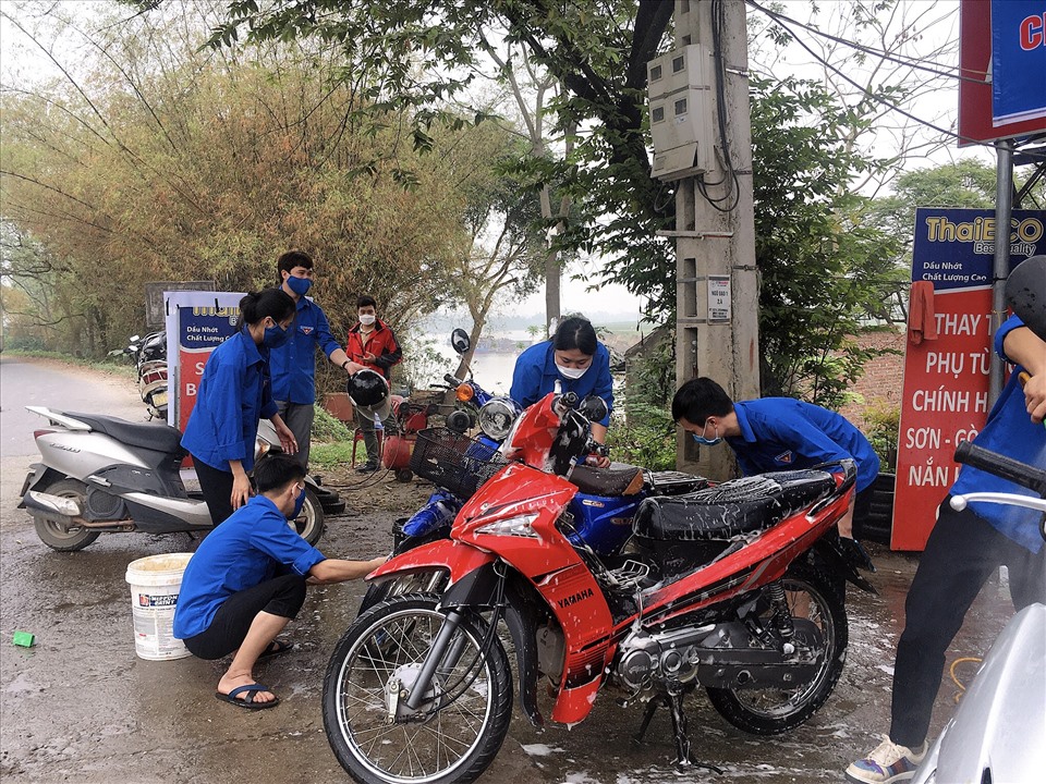 Chương trình “Rửa xe miễn phí – Gây quỹ cho em được đoàn xã Tân Hưng, Sóc Sơn, Hà Nội tổ chức.