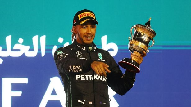 Nỗ lực và phần nào may mắn, Lewis Hamilton về đích thứ 3. Ảnh: The Mirror