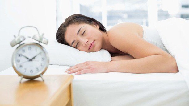 Ngủ và nghỉ ngơi đầy đủ: Giấc ngủ đầy đủ giúp hỗ trợ sự tăng trưởng. Chỉ khi chúng ta ngủ, cơ thể mới tái tạo các mô để phát triển. Ngoài ra, ngủ và nghỉ ngơi rất quan trọng để hormone tăng trưởng được tạo ra trong cơ thể. Do đó, cần ngủ đủ từ 8 đến 10 tiếng mỗi ngày và để cơ thể có thời gian nghỉ ngơi hợp lý.