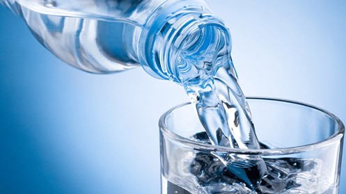 Uống nhiều nước: Một trong những mẹo tăng chiều cao đơn giản nhất cho các bạn tuổi teen chính là uống đủ nước. Nước giúp giải độc và làm sạch cơ thể. Nó hỗ trợ trong quá trình hấp thu các chất dinh dưỡng giúp tăng chiều cao.