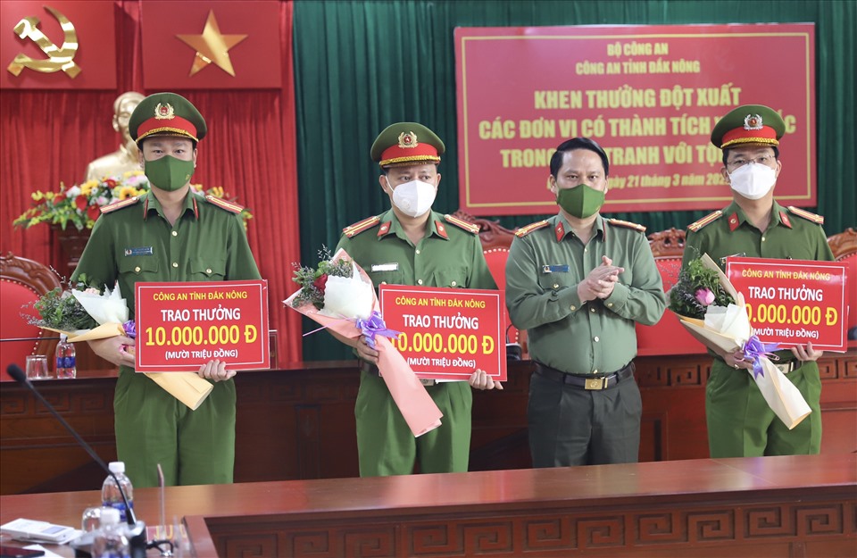 Công an tỉnh Đắk Nông trao thưởng cho các đơn vị tham gia phá án. Ảnh: Minh Quỳnh