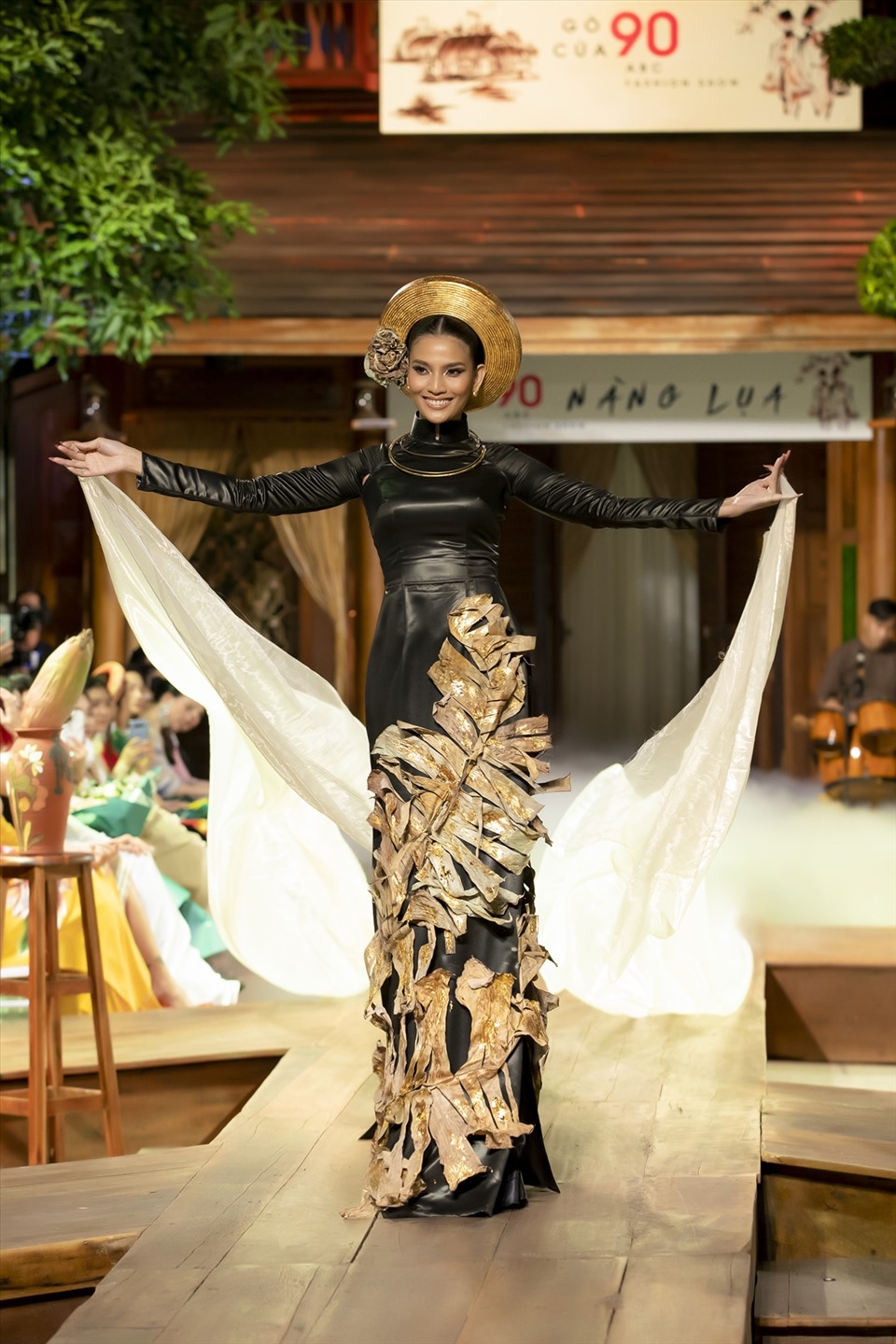 Điểm đặc biệt của bộ áo dài là được trang trí bằng lá chuối khô, kết hợp với bắp chuối non được Trương Thị May cầm trên tay khi trình diễn, giúp gợi nhắc về những gì xưa nhất, mộc mạc nhất của hình ảnh làng quê Việt Nam.