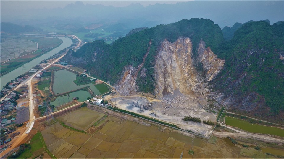 Toàn cảnh khu vực mỏ đá Hang Voi tại xã Khoan Dụ, huyện Lạc Thủy. Ảnh: Khánh Linh.