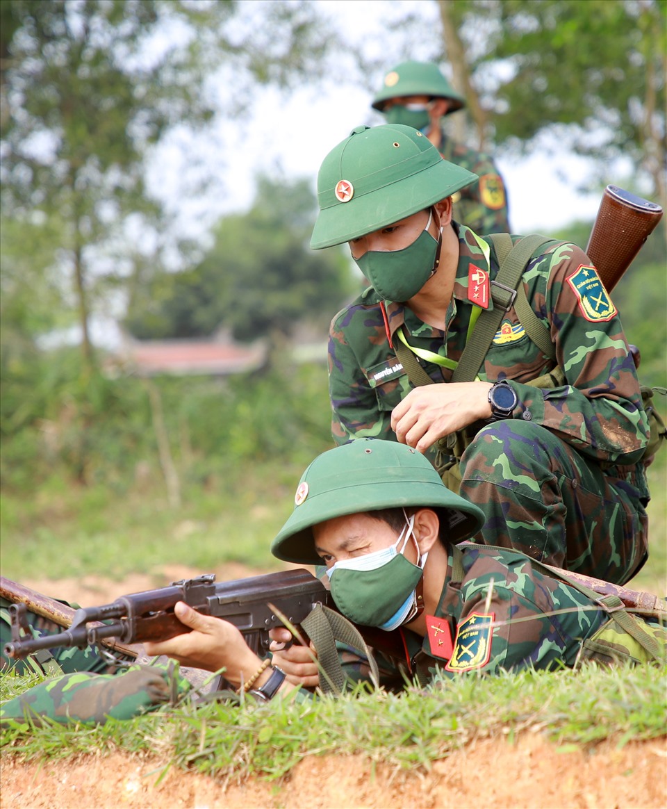 Vị trí đặt báng súng chưa chuẩn trong quá trình huấn luyện, trung đội trưởng lập tức hướng dẫn cho chiến sĩ trẻ.