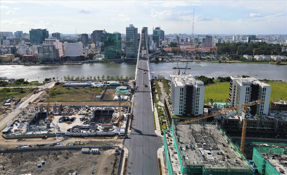 Dự án cầu Thủ Thiêm 2 được thực hiện theo hình thức BT (xây dựng - chuyển giao), động thổ năm 2015. Ban đầu, thành phố dự kiến cầu hoàn thành năm 2018. Khi đưa vào sử dụng, công trình được kỳ vọng sẽ kết nối giao thông khu đô thị mới Thủ Thiêm với trung tâm TPHCM, giảm áp lực giao thông cho cầu Sài Gòn, đường hầm vượt sông Sài Gòn và là một trong những công trình thu hút sự quan tâm của du khách khi tới TPHCM.