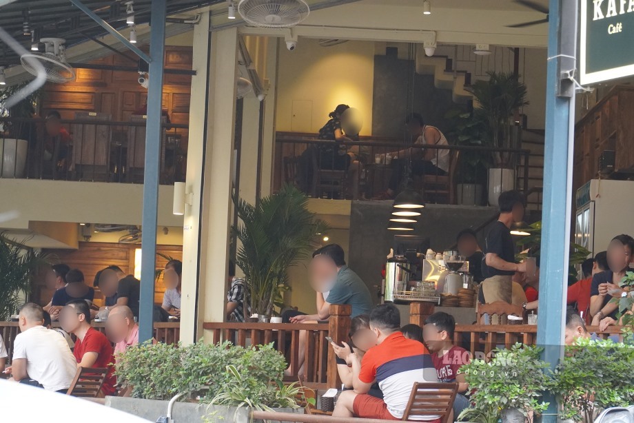 Nhiều quán cà phê tại Hà Nội đông đúc khách trở lại. Ảnh: T.Vương
