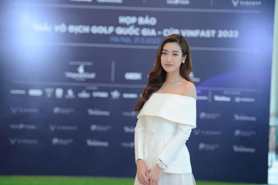 Hoa hậu Đỗ Mỹ Linh xuất hiện rạng rỡ tại buổi họp báo giải vô địch Golf Quốc gia 2022. Nàng hậu cũng đảm nhiệm vai trò MC của chương trình này. Ảnh: H.A