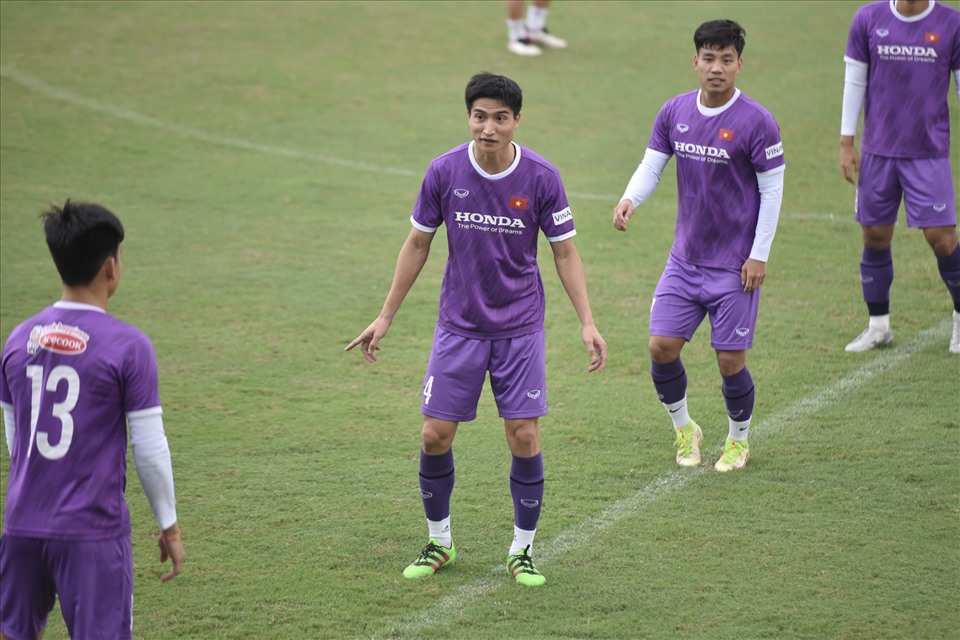 Trung vệ Đào Văn Nam đã trở lại tập luyện cùng tuyển Việt Nam sau khi có kết quả âm tính với COVID-19. Sự xuất hiện của cầu thủ sinh năm 1996 giúp thầy Park vơi nỗi  lo nơi hàng phòng ngự.