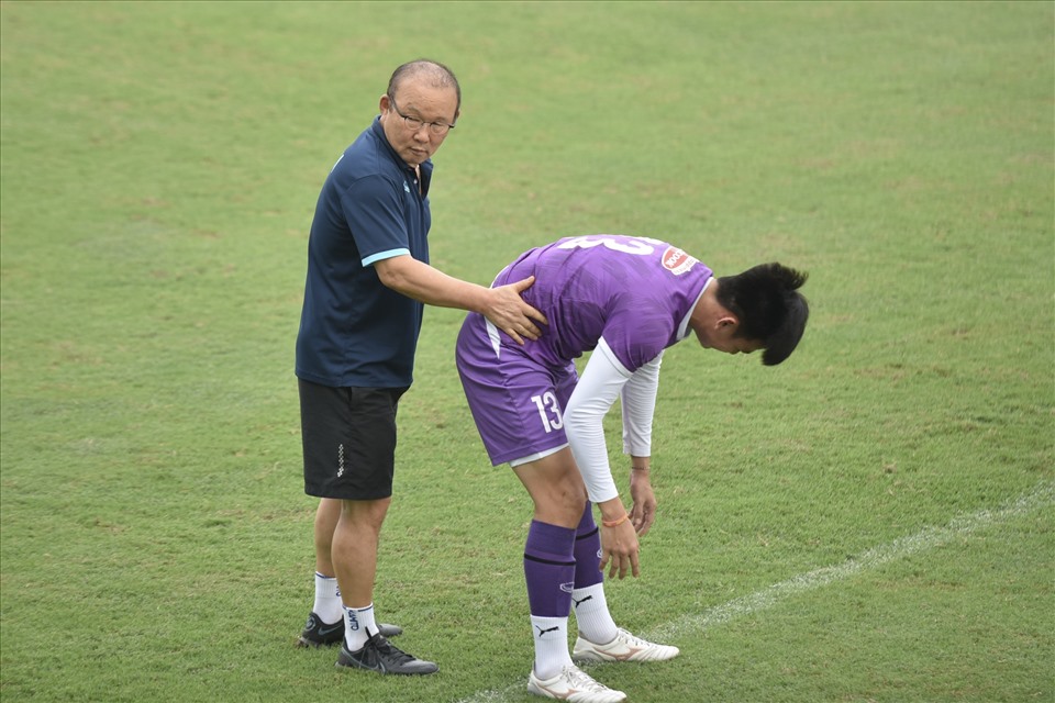 Huấn luyện viên Park Hang-seo chỉnh sửa động tác cho các học trò trong quá trình luyện tập.