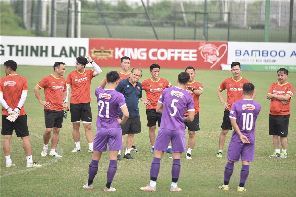 Chiều ngày 21.3, đội tuyển Việt Nam tiếp tục có buổi tập luyện tích cực nhằm hướng đến trận đấu với tuyển Oman tại vòng loại thứ 3 World Cup 2022. Huấn luyện viên Park Hang-seo dành khá nhiều thời gian để trao đổi với các học trò.