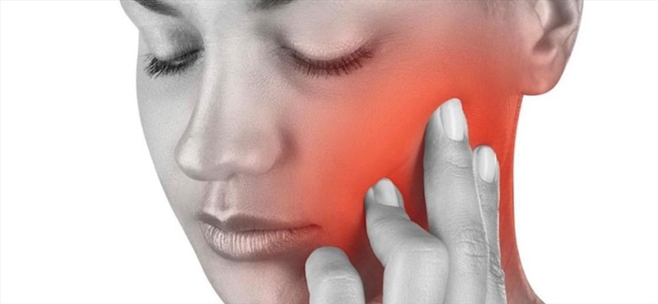 7. Rối loạn khớp thái dương hàm Rối loạn khớp thái dương hàm là một tình trạng đau đớn, xảy ra khi khớp hàm và các cấu trúc xung quanh bị viêm. Vì thế, cơ hàm của chúng ta sử dụng lực để nghiến răng vào nhau khi nhai dẫn đến việc đau răng. Ngoài ra, rối loạn khớp thái dương hàm là một biến chứng phổ biến của chứng nghiến răng do sức căng đặt lên khớp hàm. Khi bị tình trạng rối loạn này, bạn có thể gặp các triệu chứng tệ hơn vào buổi sáng hoặc khi há to miệng.