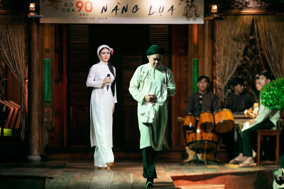 Trong show diễn Gõ cửa 90, Đinh Văn Thơ bất ngờ tái hiện hình ảnh của cặp đôi nghệ sĩ cải lương thông qua sự hóa thân của Vân Trang - Quốc Đại. Xuất hiện trên sân khấu, Vân Trang diện áo dài nữ tính, ngồi bên khung cửi dệt vải.