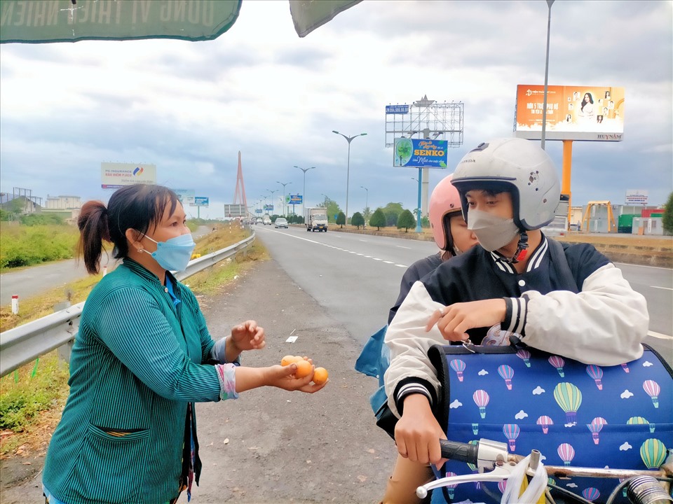 Đầu mùa, thanh trà còn “rộ”, nhà vườn còn cân được cho tiểu thương giá rẻ, bán ra thị trường chỉ 50.000 đồng/kg. Nhưng đến thời điểm hiện tại, sắp hết mùa, tiểu thương cũng không thể vào nhà vườn cân trực tiếp mà phải thông qua thương lái. Do vậy, mới có giá 90.000 đồng/kg