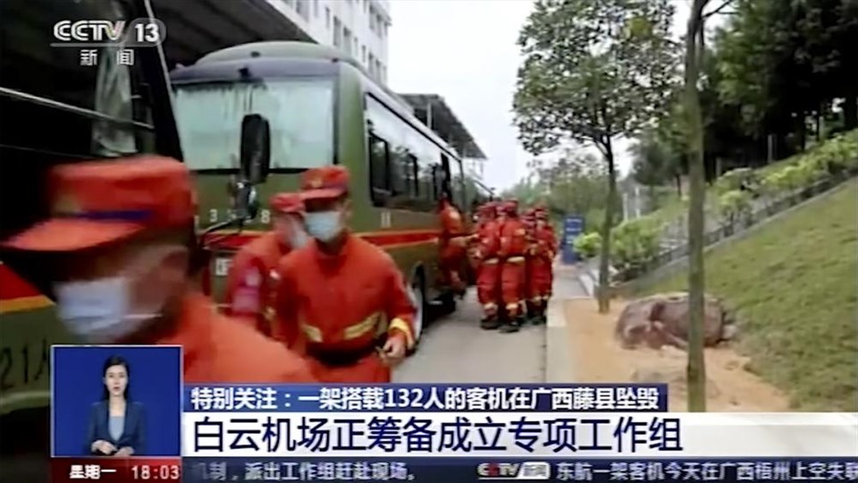 Lực lượng cứu hộ đang được triển khai sau vụ rơi máy bay thảm khốc ở Trung Quốc. Ảnh chụp màn hình CCTV