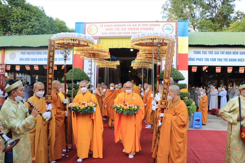 Lễ cung nghinh và an vị tôn tượng Đức tôn sư Thiện Phước được tổ chức trang nghiêm. Ảnh: BTC