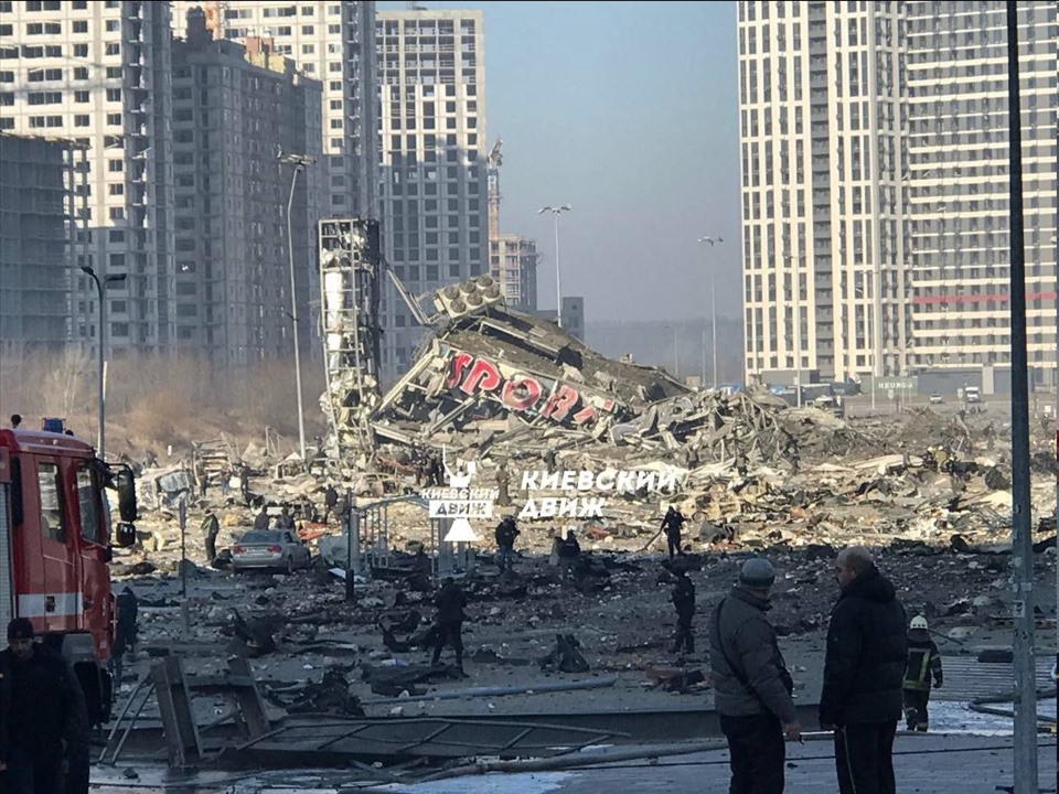 Trung tâm thương mại ở Kiev bị phá huỷ sau khi trúng tên lửa. Ảnh: RT