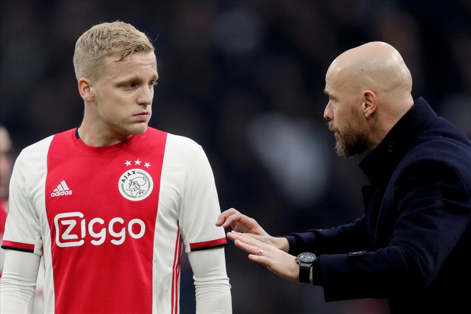 Ten Hag giỏi hơn trong việc giúp các cầu thủ như Donny van de Beek trở nên nổi tiếng hơn là làm việc với những người nổi tiếng? Ảnh: UEFA