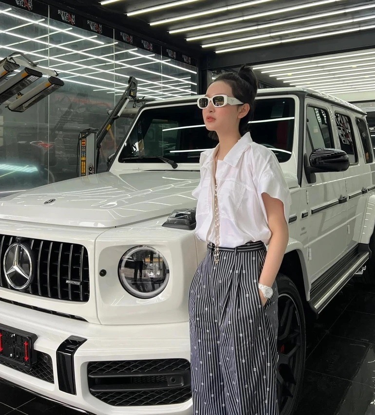 Bên cạnh đó, cô còn khiến người hâm mộ choáng ngợp khi xuất hiện với những món hàng hiệu đắt tiền của các nhà mốt danh tiếng như Dior, Chanel… Gần đây nhất, thông tin Hiền Hồ “tậu” chiếc Mercedes G63 AMG đời mới màu trắng có giá