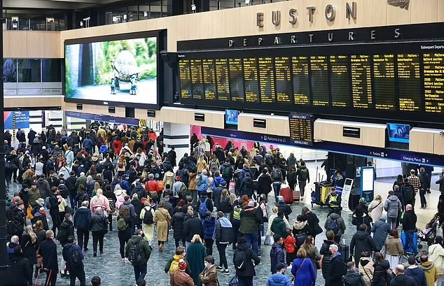 Một khu vực trong nhà ga Euston London. Ảnh: AFP