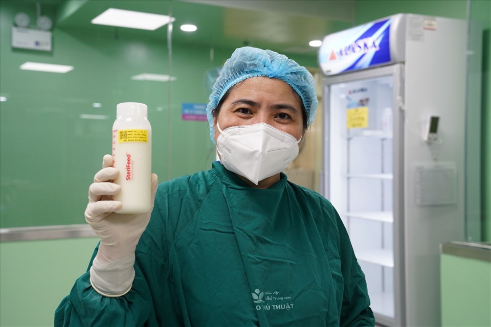 Sữa mẹ hiến tặng được thanh trùng khi đưa vào Ngân hàng sữa mẹ. Ảnh: BVCC