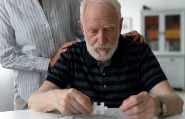 Alzheimer là căn bệnh khá phổ biến ở người nhà, thường xuất hiện sau khi họ gặp tổn thương về mặt tinh thần.