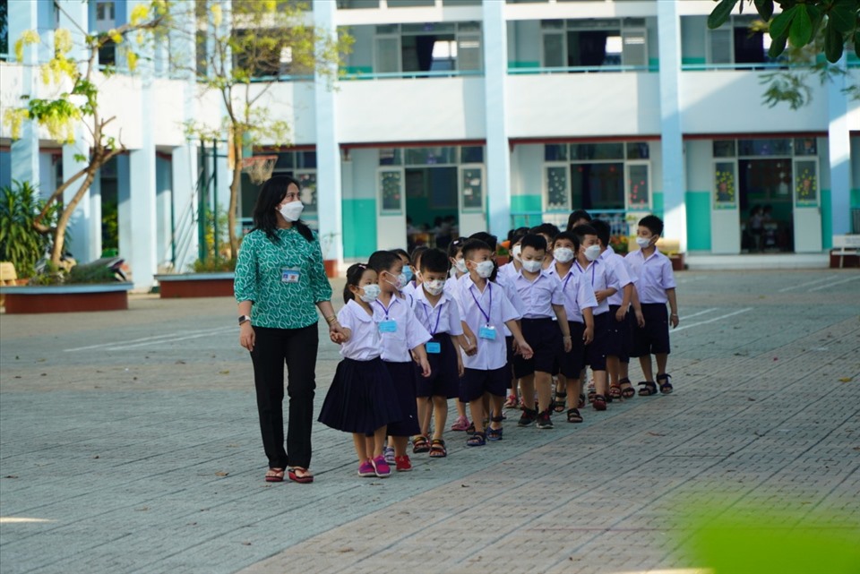 Học sinh lớp 1 Trường Tiểu học Bông Sao (quận 8, TPHCM) làm quen với khuôn viên trường. Ảnh: Chân Phúc