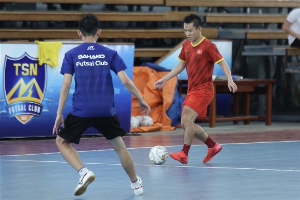Trận đấu diễn ra với tốc độ khá nhanh. Đội tuyển Việt Nam là đội kiểm soát thế trận trong phần lớn thời gian bóng lăn trên sân.