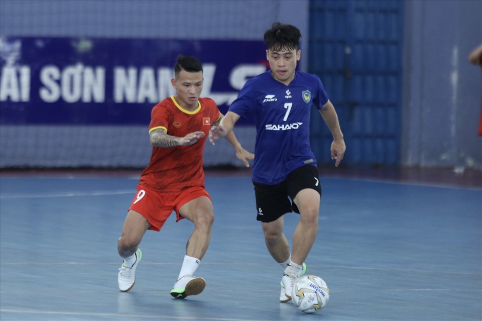 Sau 1 giờ tập luyện, đội tuyển futsal Việt Nam bước vào trận giao hữu với câu lạc bộ Sahako vào lúc 11h.