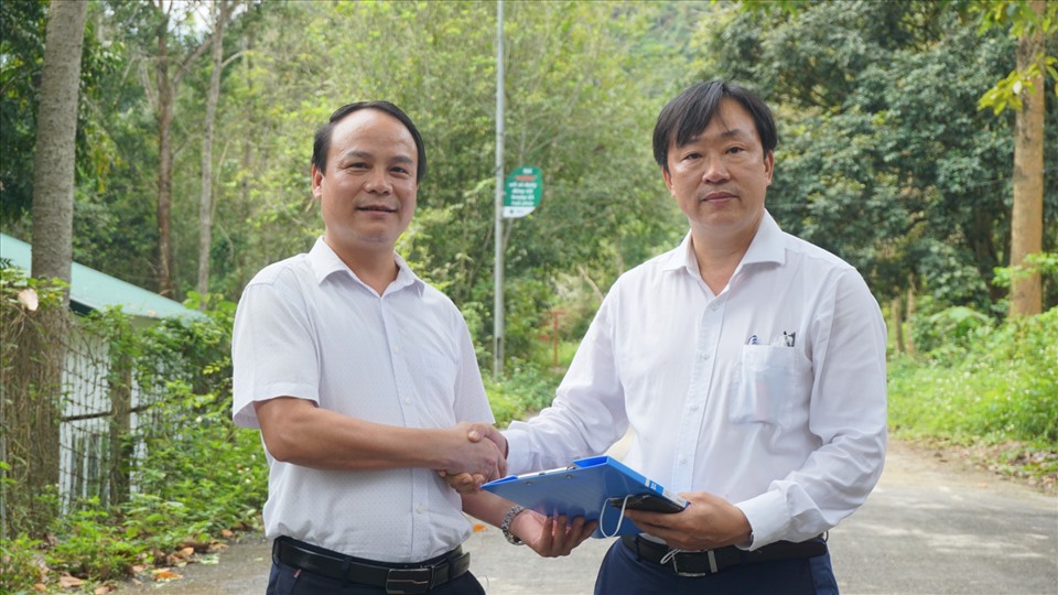Ông Trần Xuân Cường- Giám đốc VQG Pù Mát và ông Đinh Huy Trí- Phó Giám đốc VQG Phong Nha- Kẻ Bàng tại lễ chuyển giao 7 cá thể hổ. Ảnh: SVW