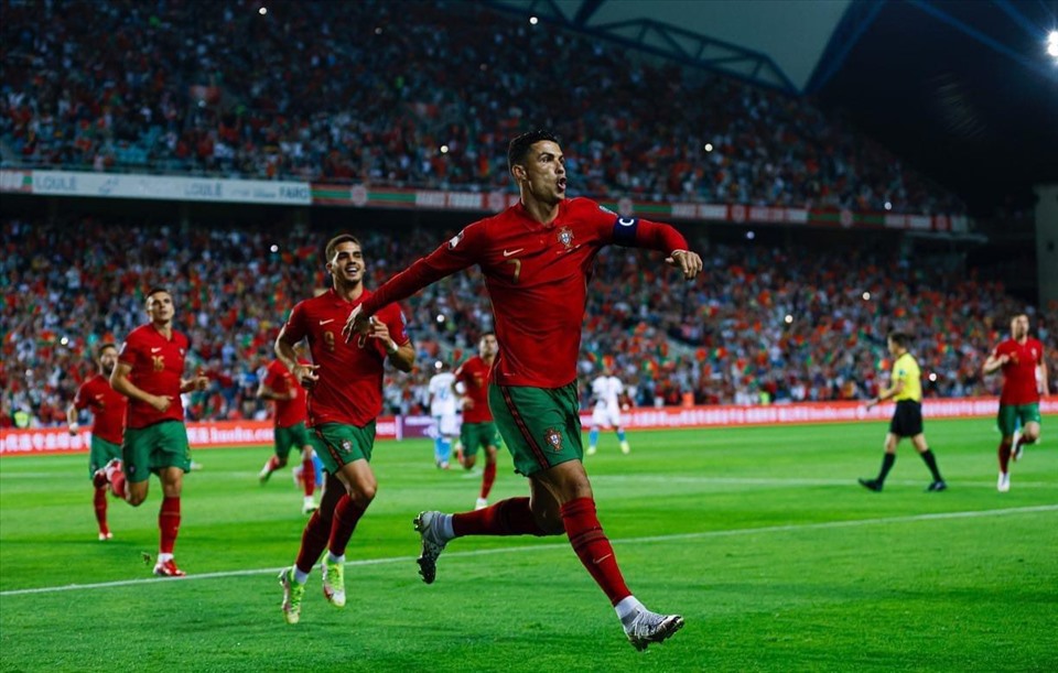 Huấn luận viên Santos sẽ phải rất đau đầu với câu hỏi có nên sử dụng Ronaldo ở trận đấu sắp tới của đội tuyển Bồ Đào Nha hay không?    Ảnh: Instagram