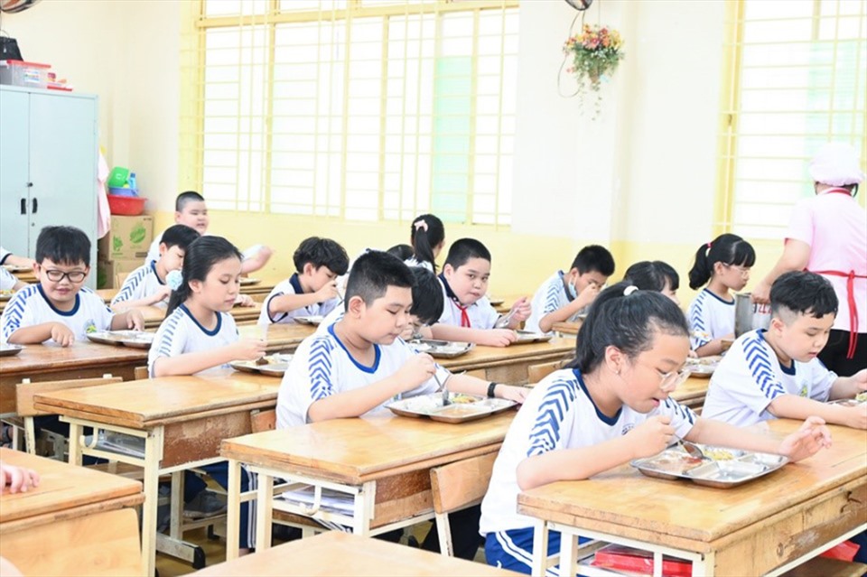 Các em học sinh Trường tiểu học Phan Đình Phùng thưởng thức bữa trưa từ bếp ăn mẫu của nhà trường.