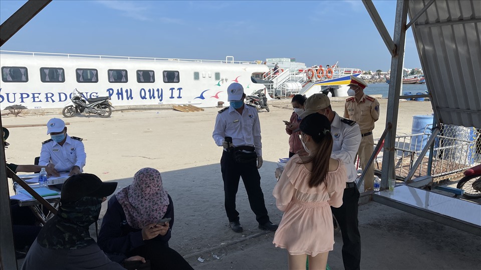 Kiểm soát giấy tờ trước khi hành khách lên tàu tại cảng Phan Thiết. Ảnh: DT