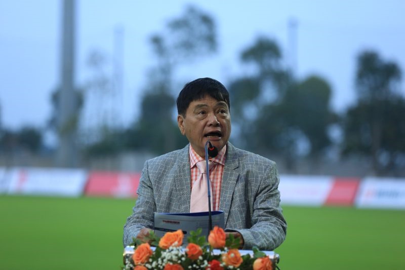 Nhà báo Nguyễn Công Khế phát biểu tại lễ khai mạc vòng chung kết U19 Quốc gia 2022. Ảnh: VFF