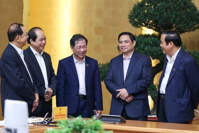 Thủ tướng trao đổi với lãnh đạo Hội Người cao tuổi Việt Nam - Ảnh: Nhật Bắc
