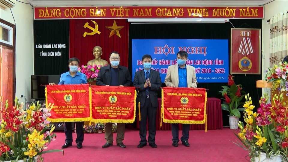 Ông Lê Thanh Hà - Chủ tịch LĐLĐ tỉnh Điện Biên - trao cờ thi đua cho các đơn vị hoàn thành xuất sắc trong thực hiện các phong trào thi đua năm 2021.