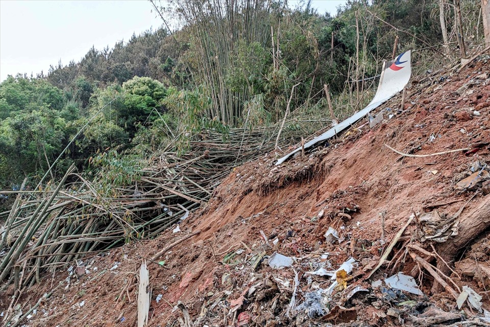 Hiện trường vụ rơi máy bay Trung Quốc ngày 21.3. Ảnh: AFP