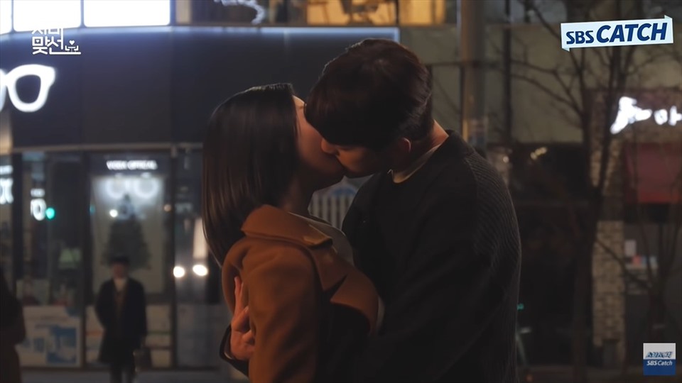 Hậu trường cảnh quay ngọt ngào của Seol In Ah và Kim Min Kyu. Ảnh: SBS Catch.