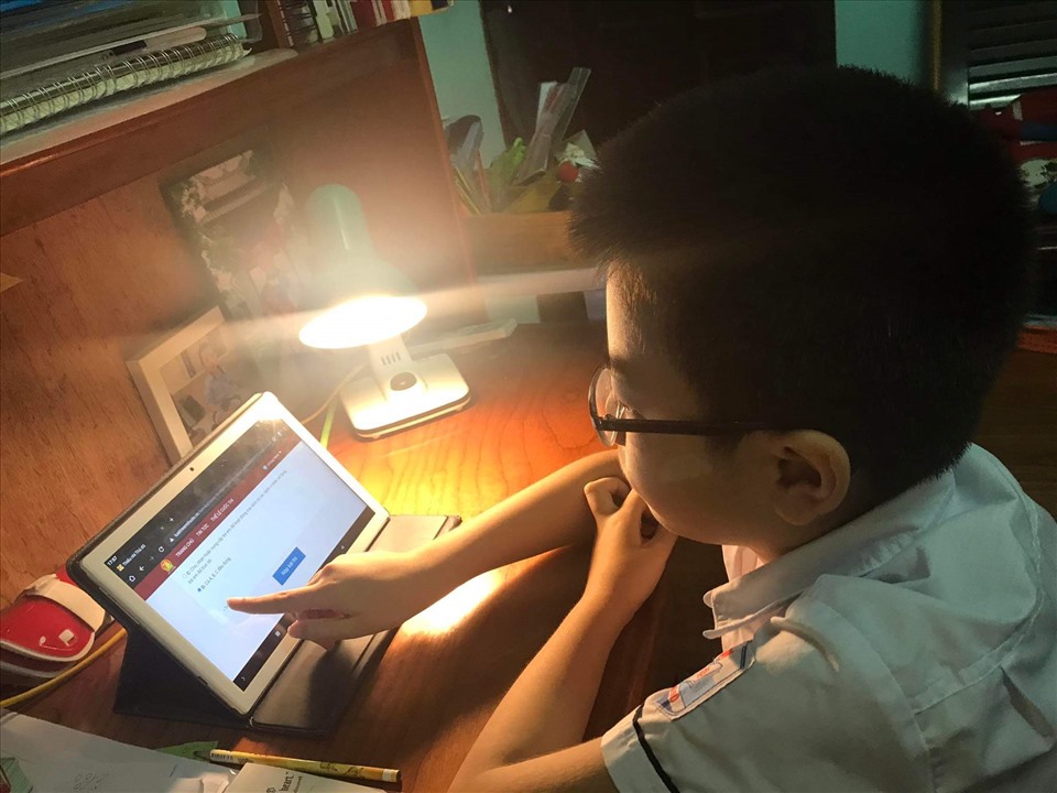 Học sinh tiểu học tại Hà Nội học online tại nhà. Ảnh: T.V