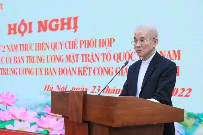 Linh mục Trần Xuân Mạnh, Chủ tịch Trung ương Ủy ban Đoàn kết Công giáo Việt Nam phát biểu tại hội nghị.