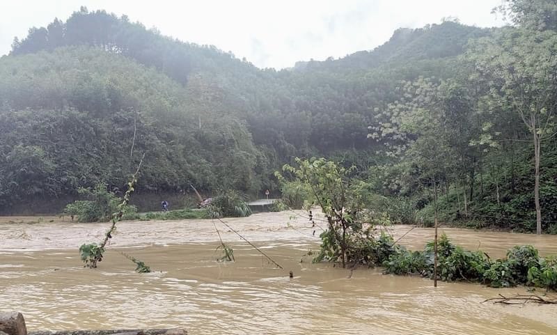 Một tuyến đường ở xã Kiến Thiết (Yên Sơn) bị chia cắt do mưa lớn.
