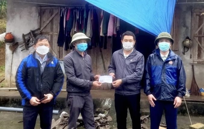 Chính quyền xã Yên Nguyên (Chiêm Hóa) thăm hỏi, động viên, hỗ trợ người dân bị thiệt hại về nhà ở.