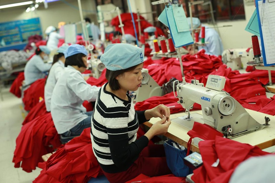 Hoạt động thông suốt của các nhà máy tại Việt Nam giúp gỡ các nút thắt trong chuỗi cung ứng toàn cầu. Ảnh: Khánh Minh